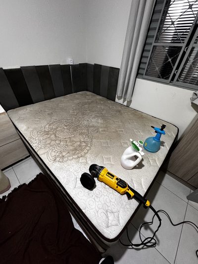Colchão branco estampado: colchão branco estampado, antes da higienização
