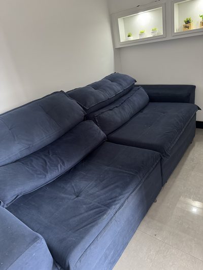 Sofá azul escuro: sofá azul escuro, depois da higienização