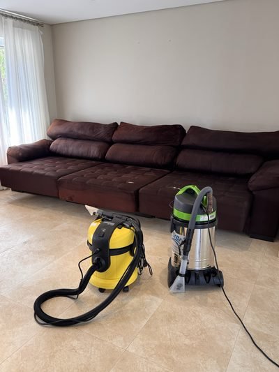 Sofá marrom com equipamentos: sofá marrom com equipamentos, depois da higienização