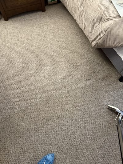 Carpete no quarto com cama: carpete no quarto com cama, antes da higienização