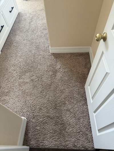 Carpetes em quartos com móveis claros: carpetes em quartos com móveis claros, antes da higienização