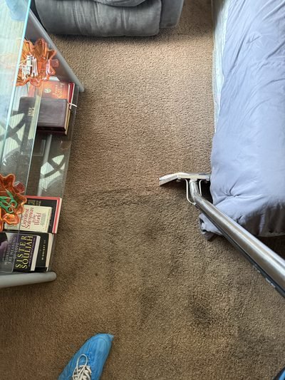 Carpete escuro no quarto: carpete escuro no quarto, antes da higienização