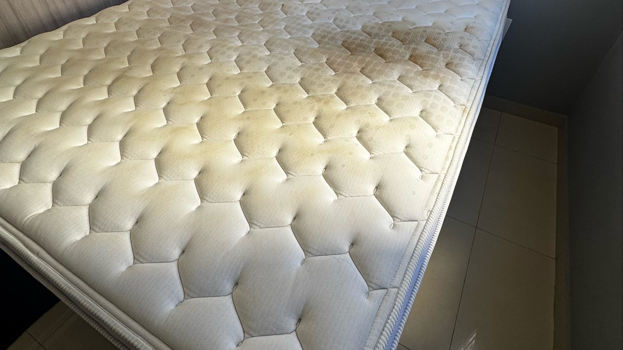 Colchão de casal com mancha amarelada extensa na face superior