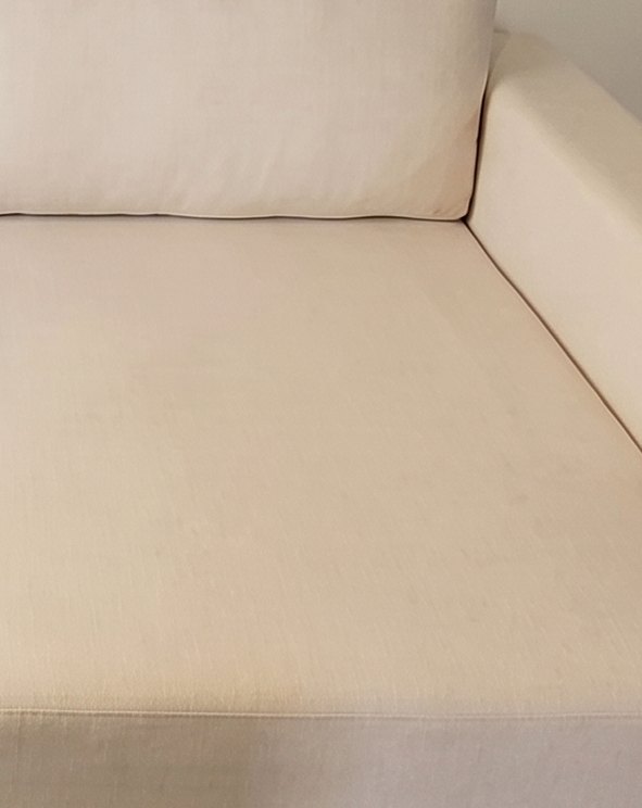 Assento com marcas de uso: assento do sofá em detalhe, depois da higienização